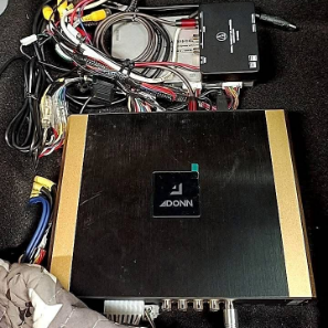 アヴァルト595の助手席下にDSP設置