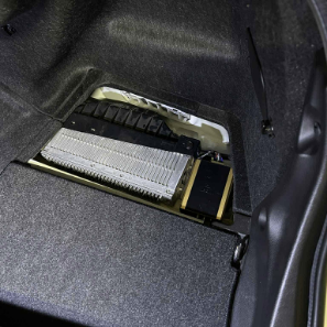 210系クラウンマジェスタのトランク右カバーパネル内にDSP設置