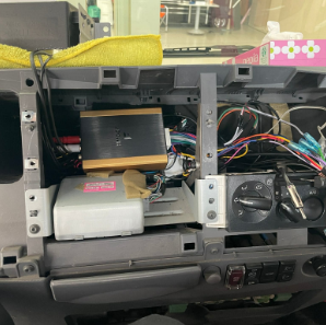 マツダタイタンのダッシュボード内にDSP設置