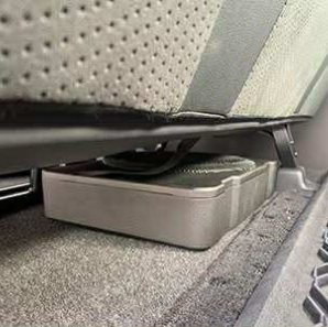 ハイエース2列目シート下